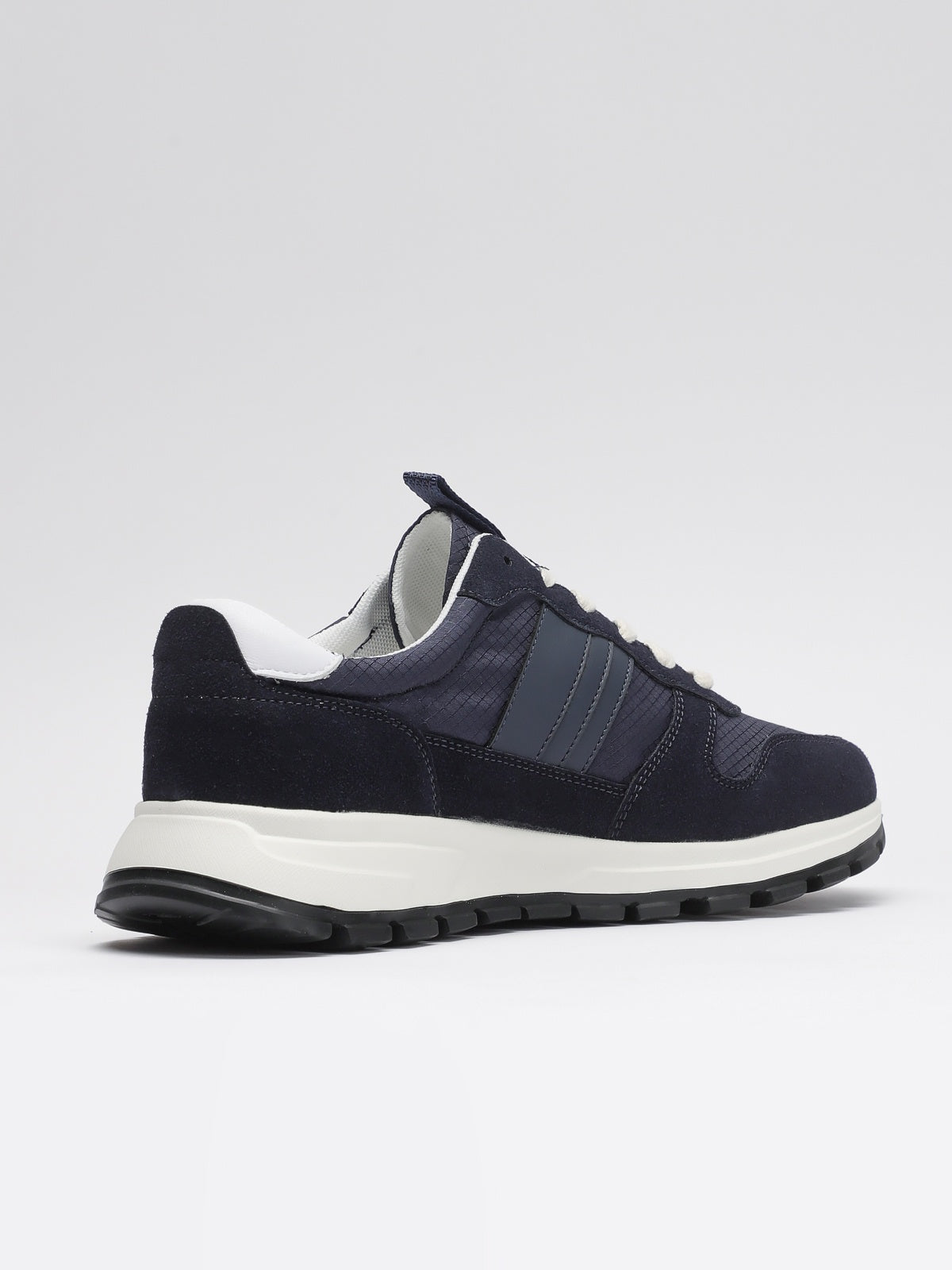 Leisure shoes